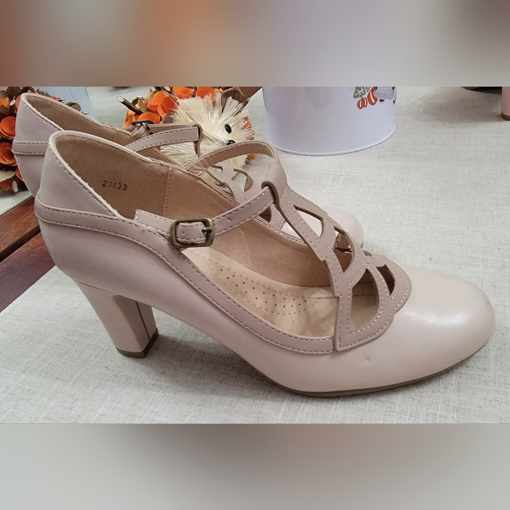 Journee Collection Heels 👠 - Beige - Size 7 - Picture 2 of 6